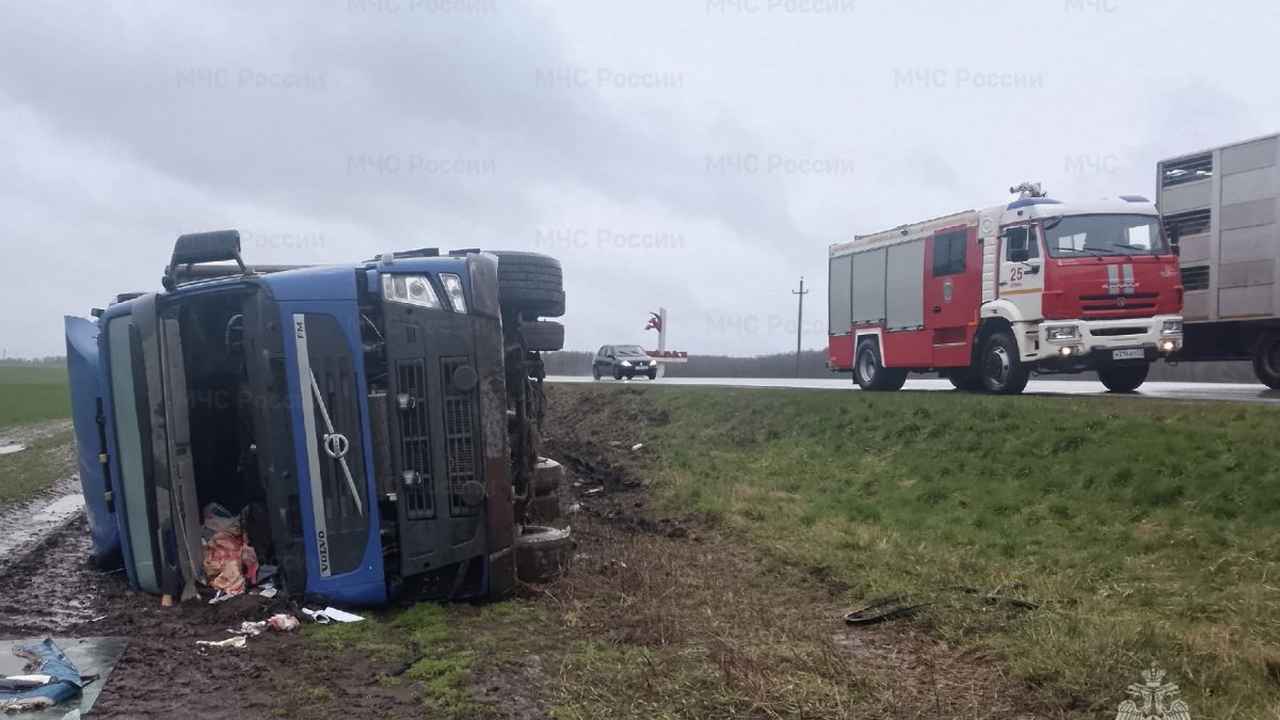 Под Орлом грузовик Volvo опрокинулся в кювете