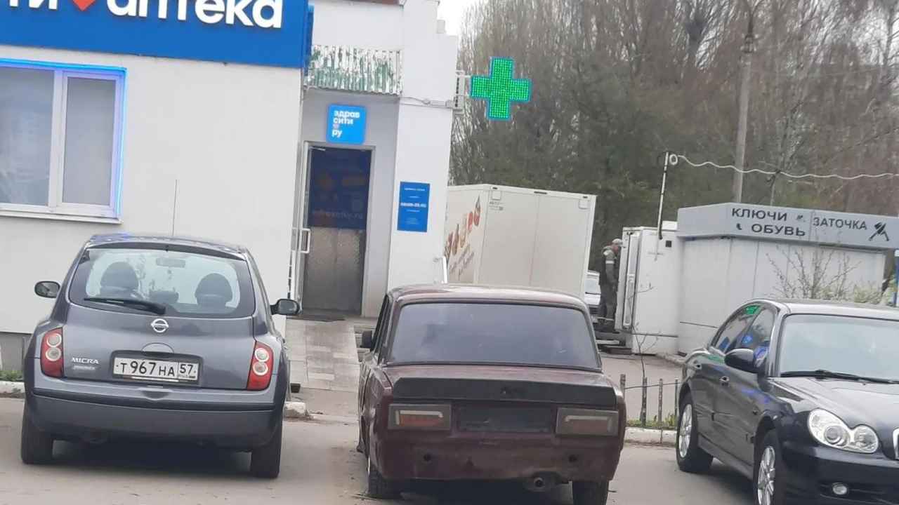 Ржавая машина без номеров перекрыла проход к конечной остановке в Орле