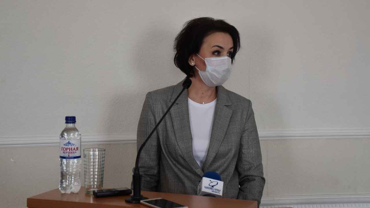 «Мутный» и «хитросделанный»: в суде огласили переговоры чиновниц о главвраче