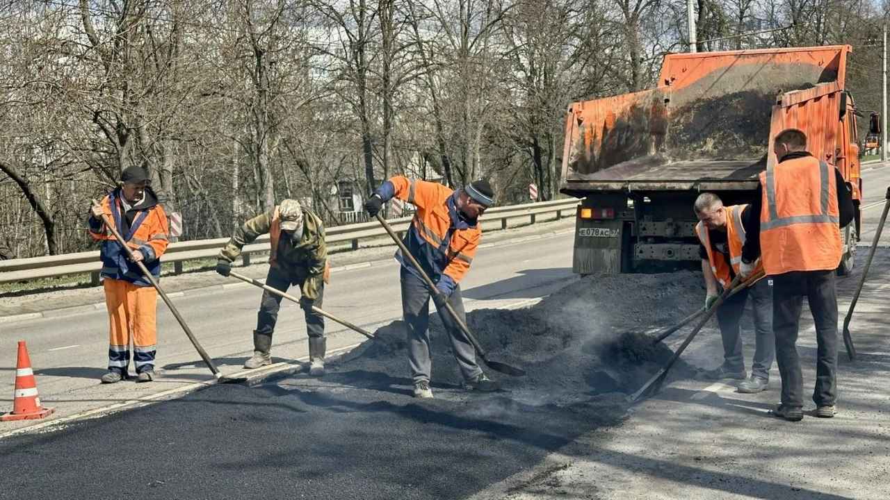 На шести улицах Орла ямы залатают, но одну уже «вылечили» картошкой