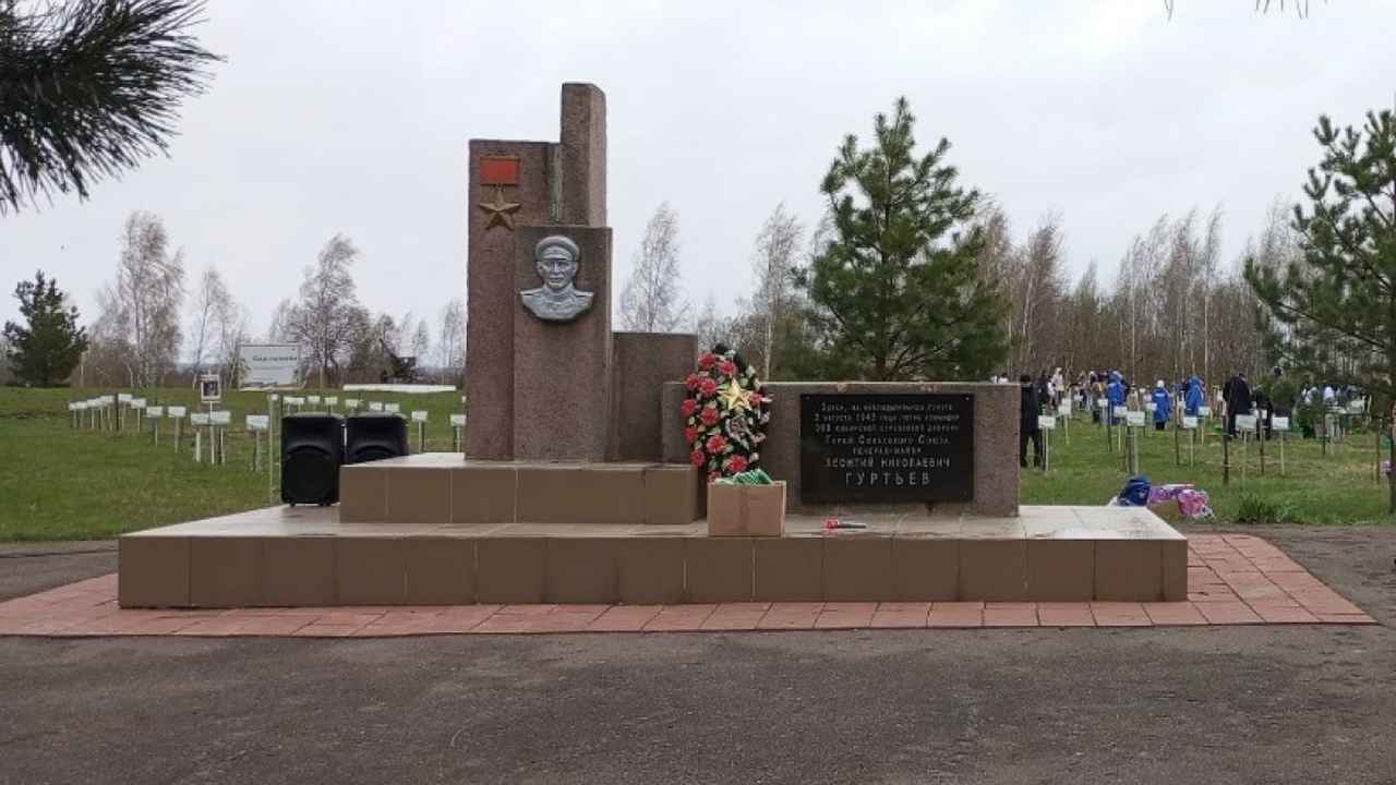 Ветром сбивало с ног, но в Орле высадили 67 лип в память о павших бойцах