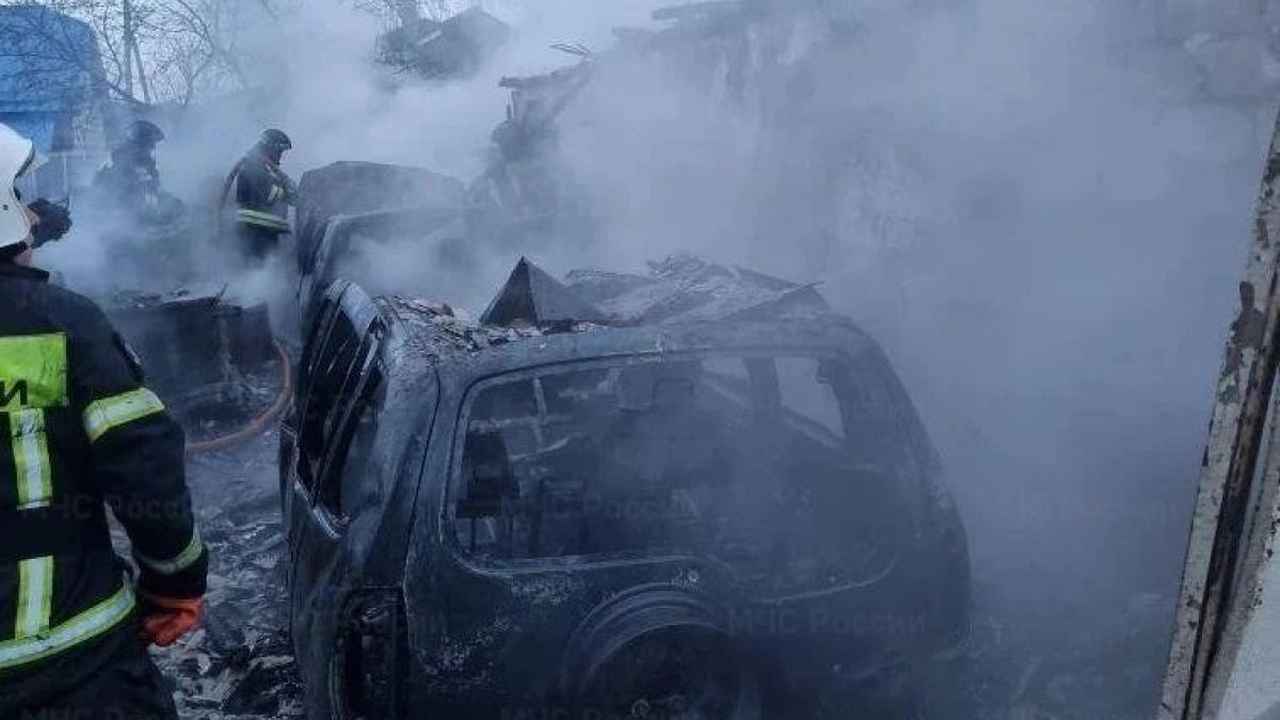 Ночной пожар на Свердлова: дом уцелел, две легковушки сгорели